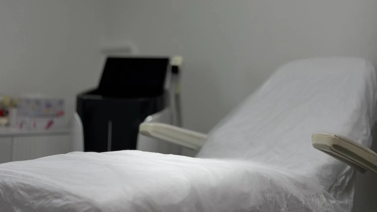 Кушетка для процедуры в кабинете NAKED studio