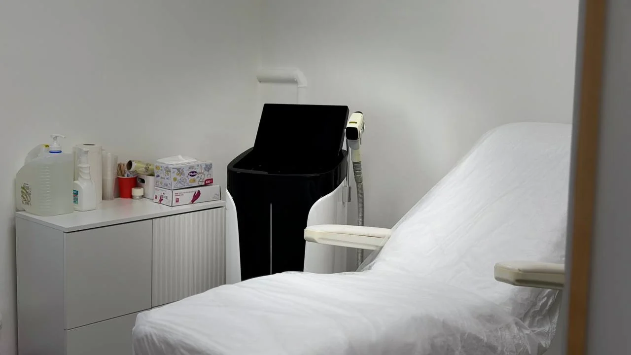Кушетка, аппарат и тумба в кабинете NAKED studio